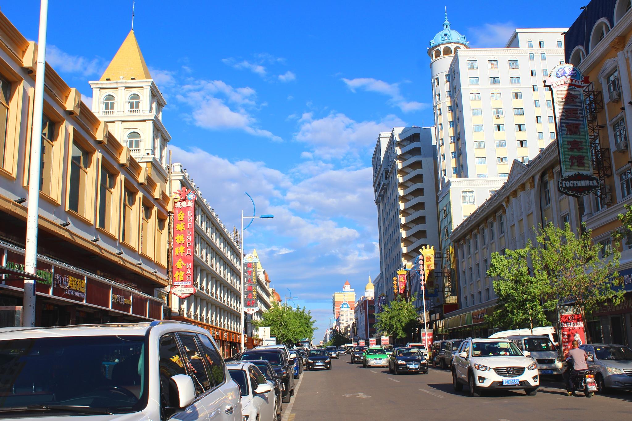 四道街街上停放了很多俄罗斯牌照的汽车,看来边贸活动很活跃啊.