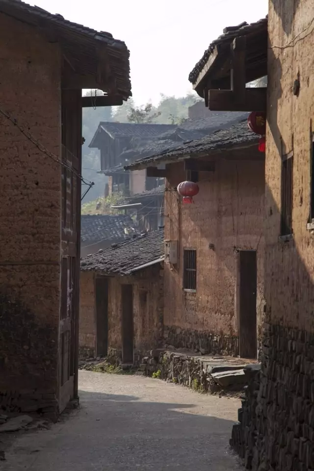 相传,丁屋岭因村外路旁有一只石蟾蜍蜷伏于地,嘴巴朝向丁屋岭.