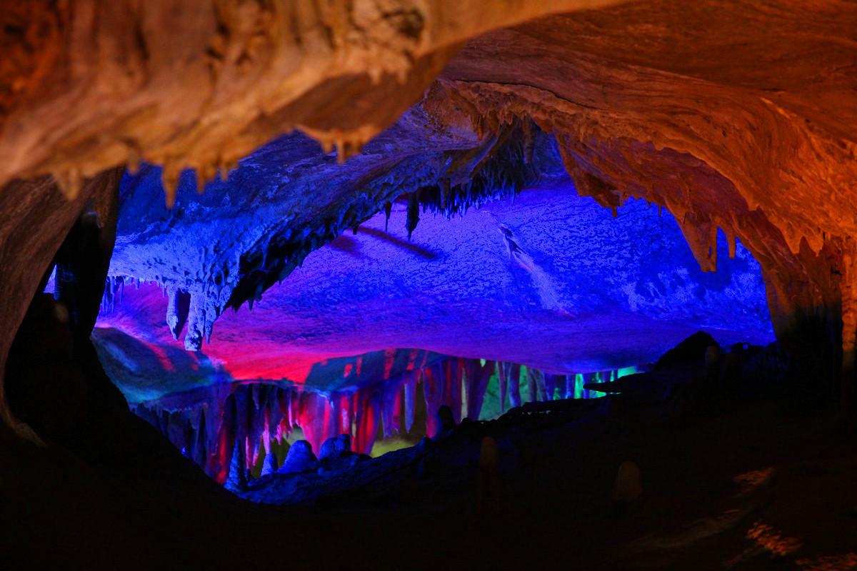 根据专家考证,崆山白云洞形成于距今5亿年前的中寒武纪,是我国北方一