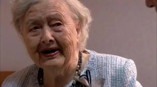 除了可爱的景珍奶奶,疗养院还住着许多曾经有着光辉过往的老人.