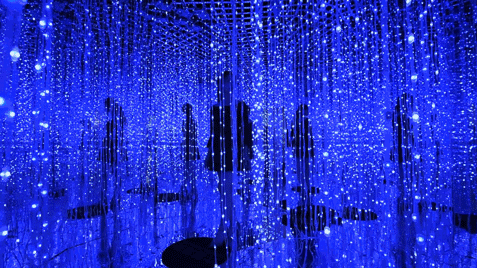 一起收藏着一片广袤无垠的灿烂星海在这间神秘的小黑屋里六福珠宝love