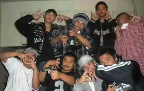 帮派斗争严重,而其中,代表华人青年而建立的「华青帮」最为煞人