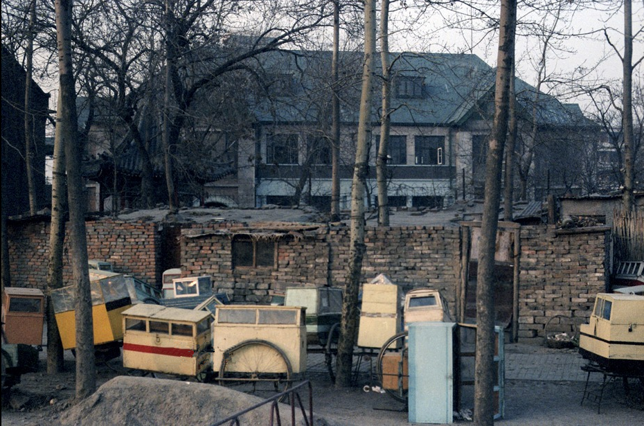 了两处别墅,一处在意租界大马路(今建国道),与他的好友富商王郅隆为邻