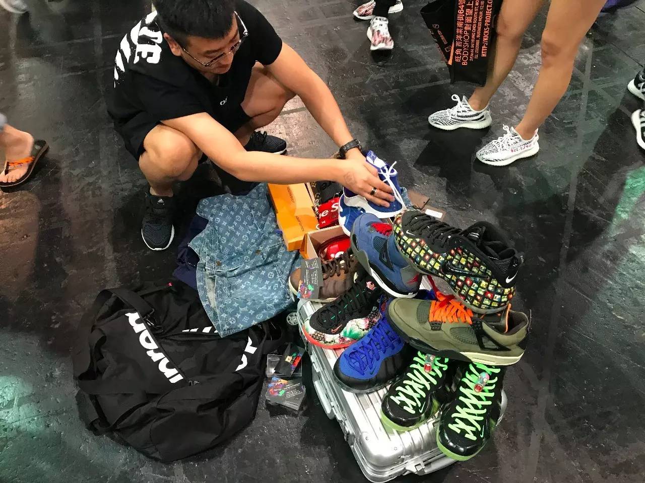 在香港sneakercon现场国际snkrgirl都比国内球鞋妹纸膨胀球鞋特工