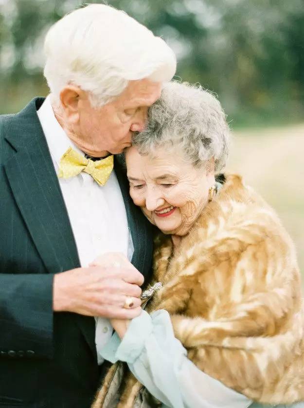 两个老人的爱情照片图片