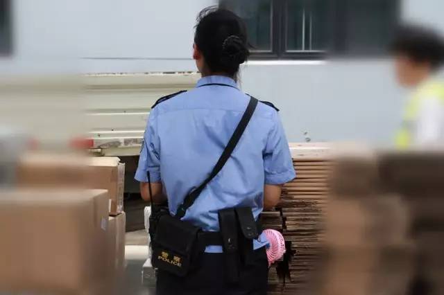 >>她们既是警花又是白衣天使所以她们既要穿警服又要穿白大褂高温之下