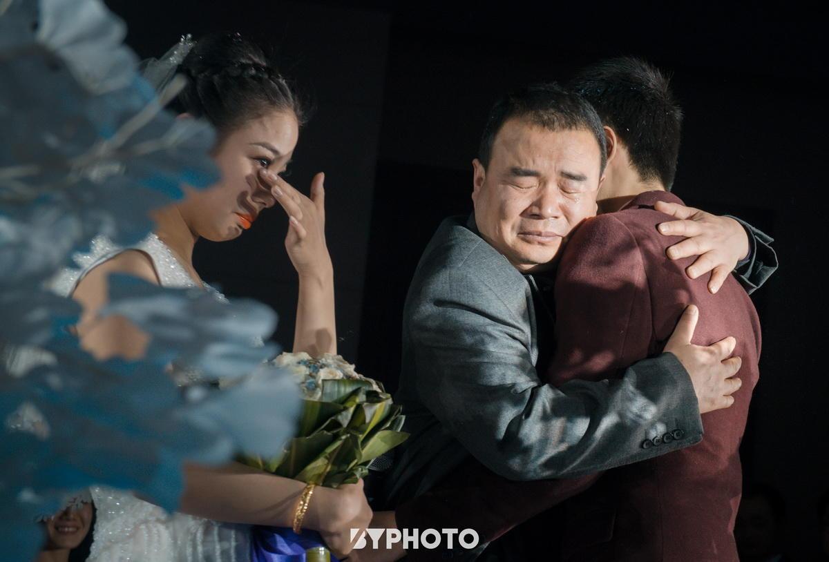 婚礼本是喜事,拥抱时他们却哭了