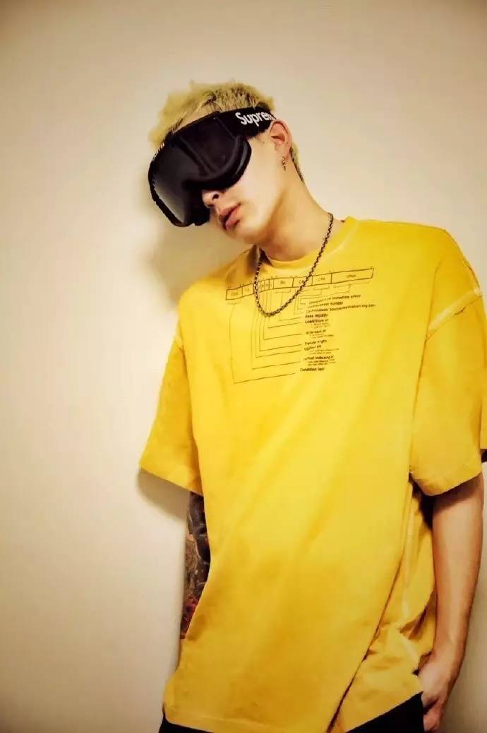 潮人 | 嘻哈+潮流最燥組合！Rapper COLA电爆全场示范_凤凰资讯