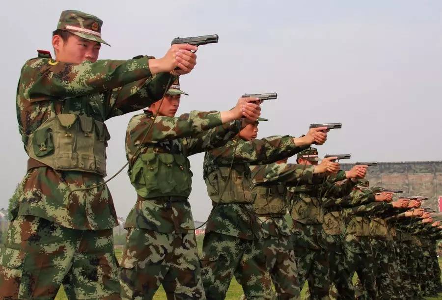 中国特种兵二十米外一枪打爆战友头上的苹果吴京参军时练这个吓坏了