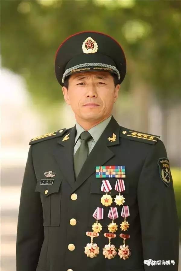 这名一身肌肉的特战部队政委不简单:两次破格提拔