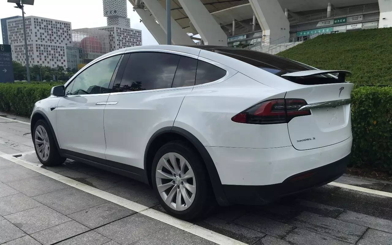 100万有那么多豪华suv可以选,为什么偏要特斯拉model x ?