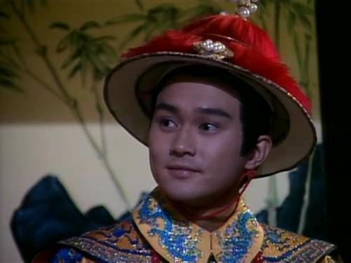 在《天子屠龙》中扮演康熙赵文瑄.在《宫锁沉香》中扮演康熙汤镇业.