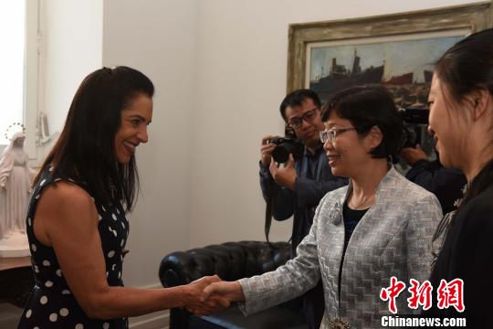 捐赠仪式上,巴西圣保罗华人社团侨领张伟,王文捷,叶王永代表巴西华人