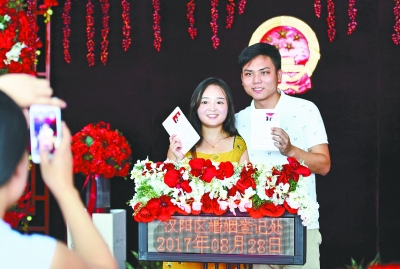 武汉市所有婚姻登记中心共为2230对新人办理了结婚登记,补发结婚证138