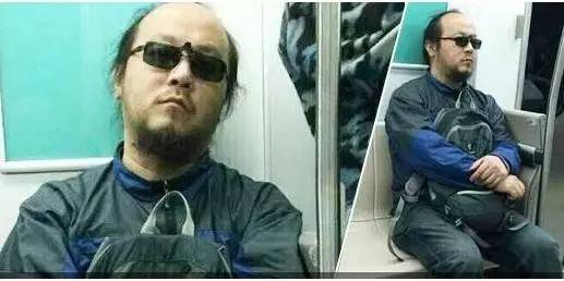 窦唯乘地铁,被网友拍到