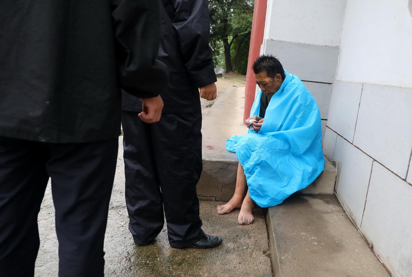 在环城公园里散步,自己也不知道怎么回事,一不小心就掉进护城河里的