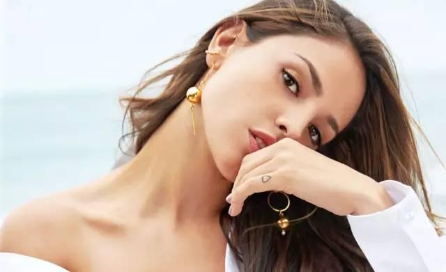 被极盗车神这个性感的小姐姐迷倒了丨赏色