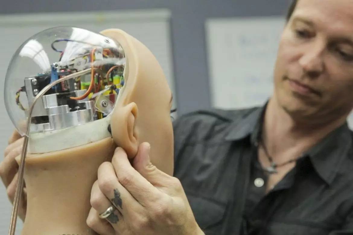 全球首款人工智能 硅胶机器人 harmony 和普通硅胶娃娃不同的是
