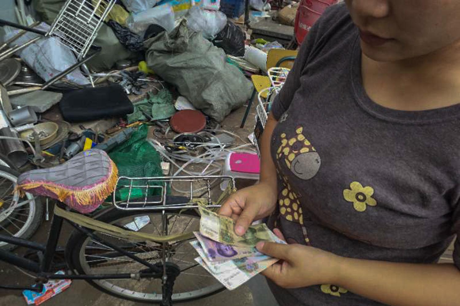 七旬老人出苦力日挣100元 卖房救孙