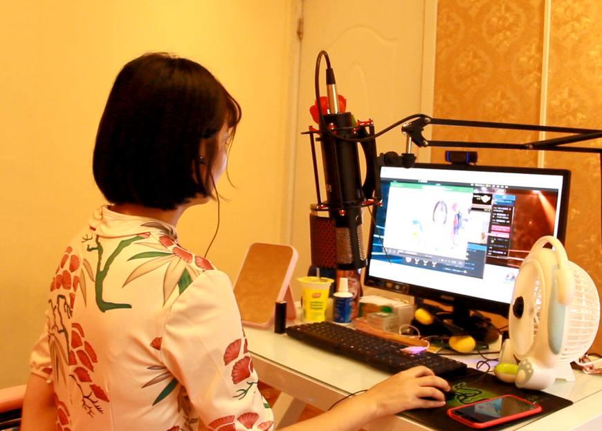 揭秘网络女主播的一天：从早上睁开眼的第一件事开始_凤凰网娱乐_凤凰网
