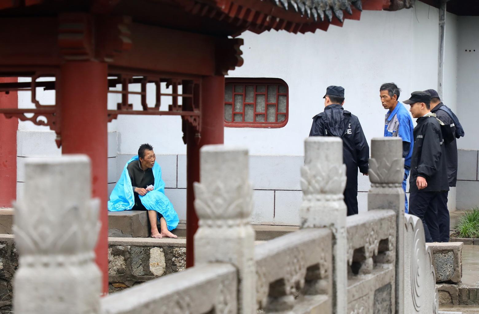 西安一男子深夜坠入护城河 臭水中浸泡数小时无法自拔