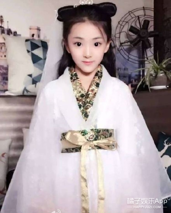 当时饰演白娘子的陶奕希小盆友也成了当时最火的小童星之一,小小年纪