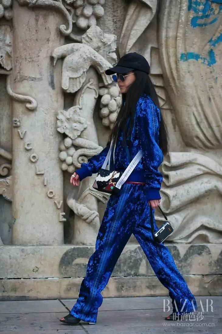 一身蓝色亮片穿搭,配露脚趾黑色皮质高跟鞋,头戴黑色棒球帽,这样的