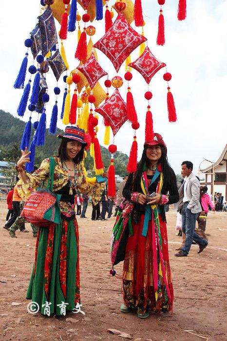 丢包玩法中,"丢包穿月"的游戏规则为站在5米远的地方,往十几米高的"