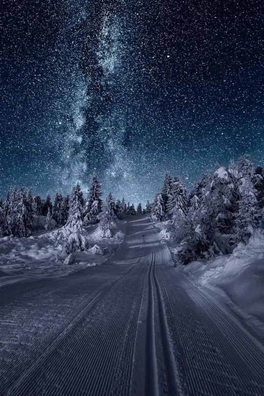 在璀璨的繁星点缀下的夜空中的人间美景,真是太迷人了!