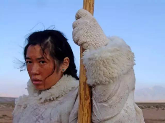 与巩俐齐名,出道18年斩获10个影后,为公益全裸出境