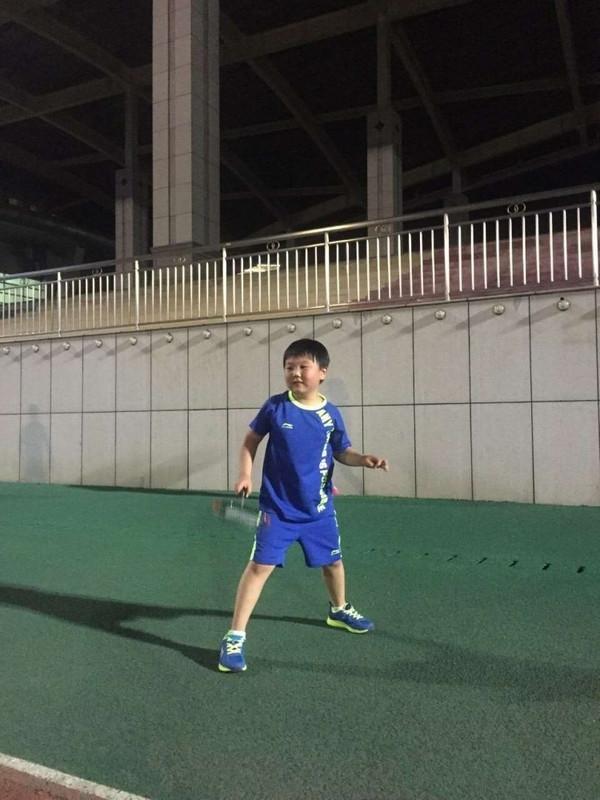 李昊煜从小就是一枚小帅哥长大后,更是有网友笑称:哇!好像易烊千玺!