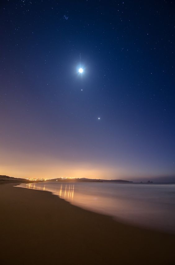 在璀璨的繁星點綴下的夜空中的人間美景,真是太迷人了!