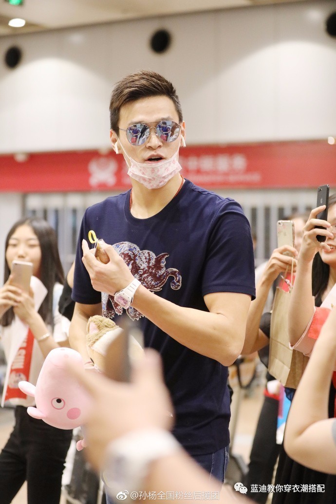 穿休闲的衣服也有很潮的感觉,自带时尚感图片摄影@junotien @月月孟