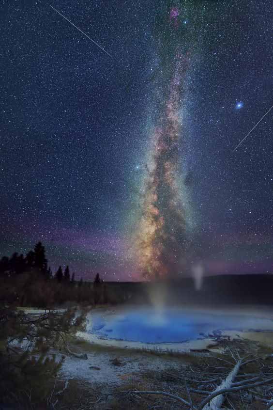 在璀璨的繁星點綴下的夜空中的人間美景,真是太迷人了!