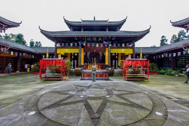 寺庙正殿塑有孟获,孟优,摩铁三尊神像,中殿塑有孟获之妻祝融夫人像,后