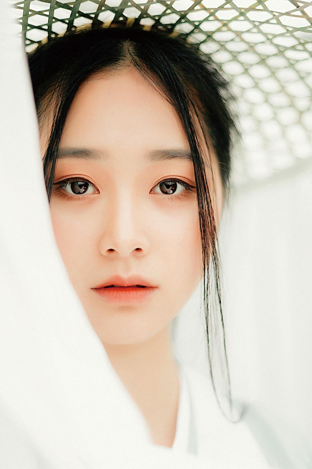 图片精选: 美女柔软纤细身体, 不禁引人遐想