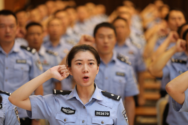 迎接十九大忠诚保平安31年从警路铁胆忠心铸警魂区局召开吴勋国同志