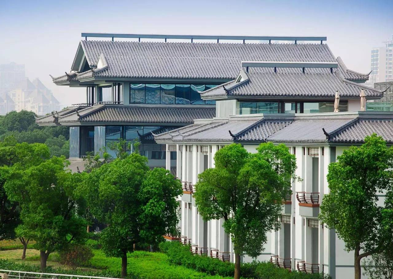 这辈子总得住一次|当时装大牌跨界开酒店