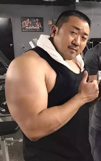 韩国男演员大叔肌肉图片