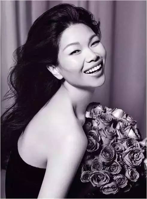 这个其貌不扬的姑娘名叫吕燕,出身在江西一个农村家庭,生活原本和时尚