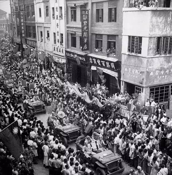 1945年9月3日,重庆各界举行大游行庆祝抗战胜利.