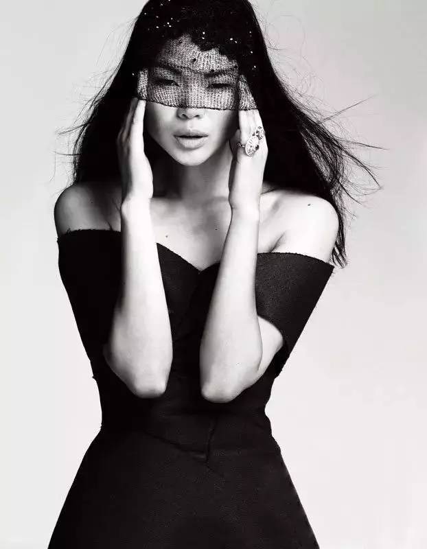 这个其貌不扬的姑娘名叫吕燕,出身在江西一个农村家庭,生活原本和时尚