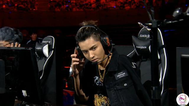 周杰伦拿出了盖伦打野,而吴亦凡则是斯维因中单.