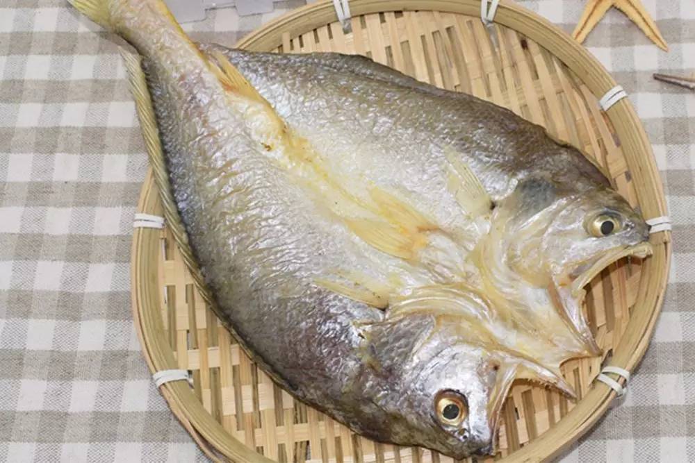 黄鱼鲞又名白鲞,将黄鱼开背盐渍晒干后而得,多产于浙江沿海.