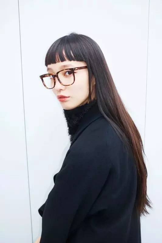 长直发   自带性冷淡风的长直发,侧分很高冷范, 搭配眉上刘海,则更有