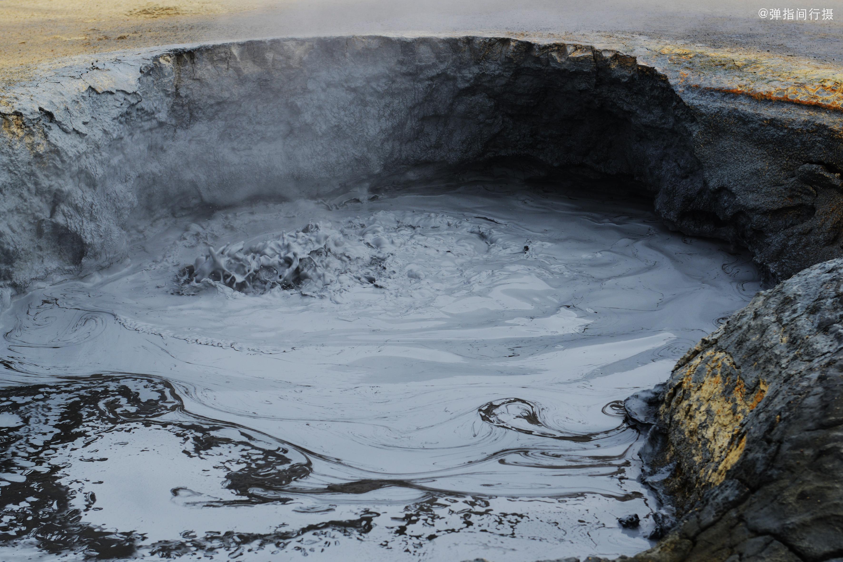 超1亿年的冰岛地热不断涌出100 ℃热泥浆,曾有游客险些葬身于此