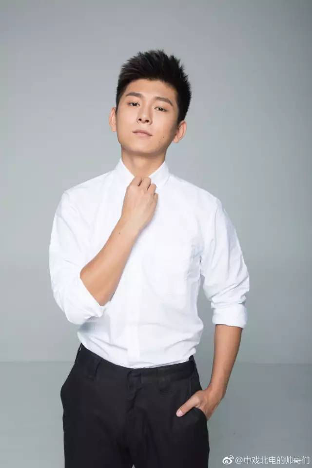 女版易烊千玺,小热巴,围观北电中戏上戏新生,粉丝