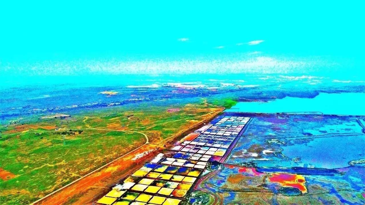 大,面积逐渐缩减,也因为盐湖里面藻类和矿物成不同,即便是同一块盐田