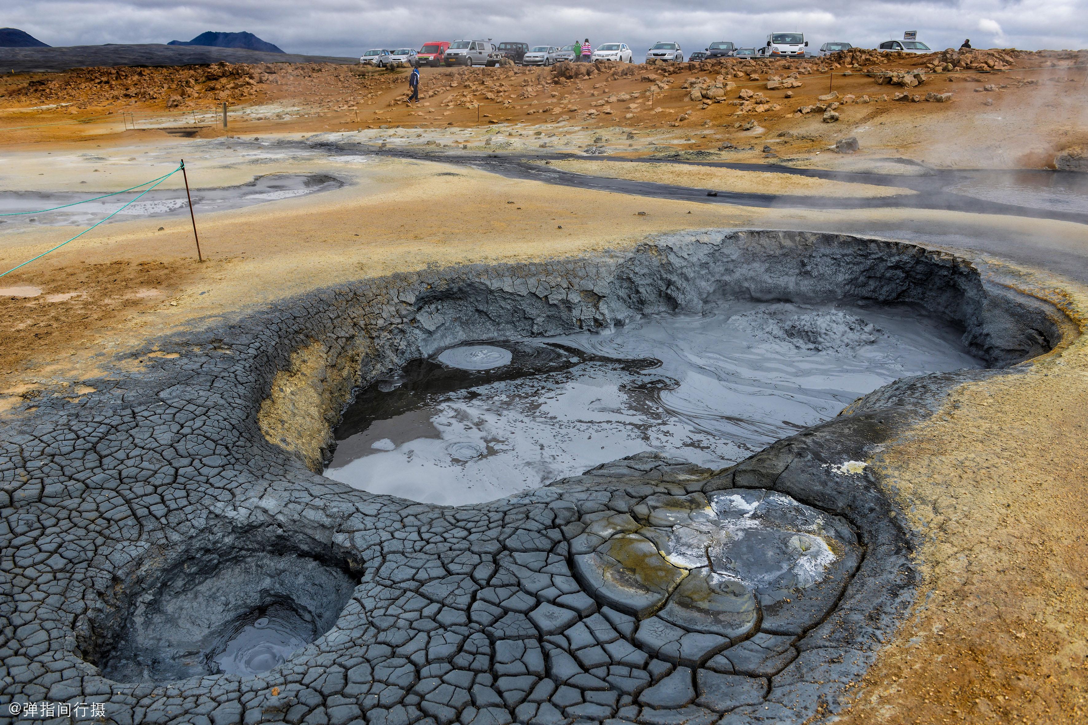 超1亿年的冰岛地热不断涌出100 ℃热泥浆,曾有游客险些葬身于此