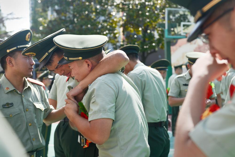 退伍兵:血未灑疆場,淚已別軍營